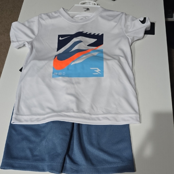 Boys Nike 2 Pc Short Set Size 4 Nwt - Picture 1 of 2